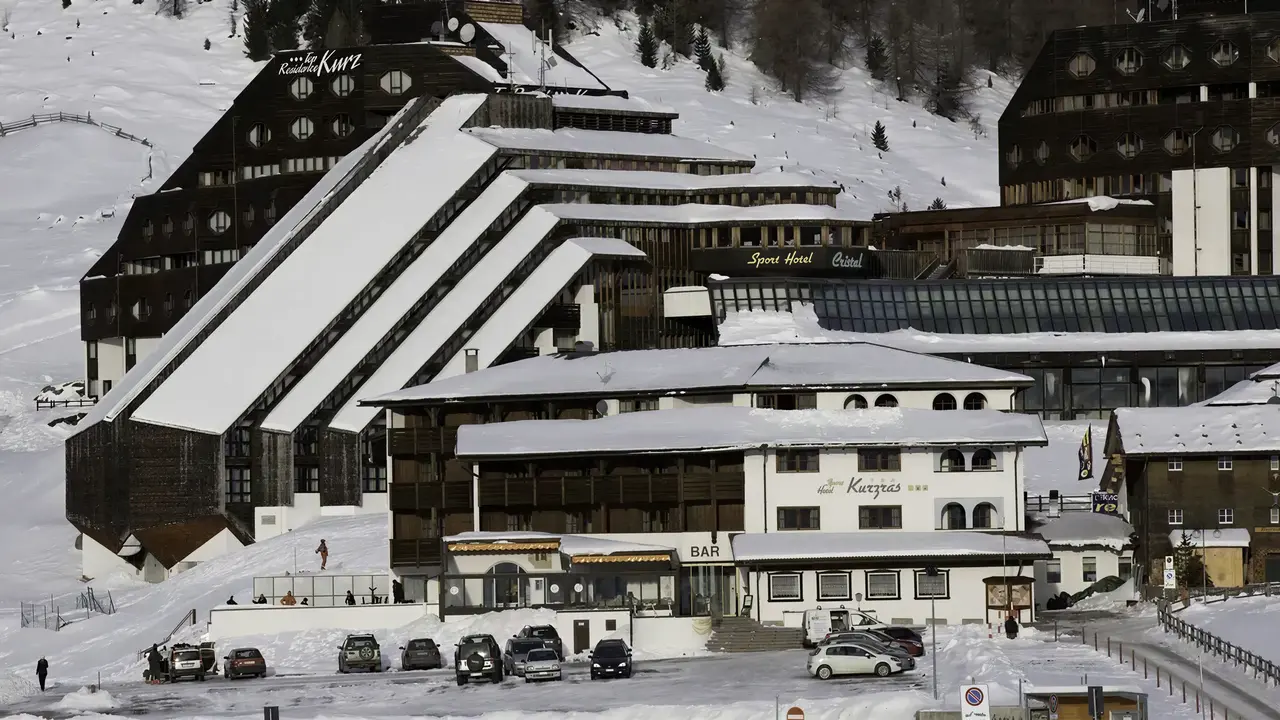 Zimowy widok na budynki Sporthotel Kurzras w śniegu