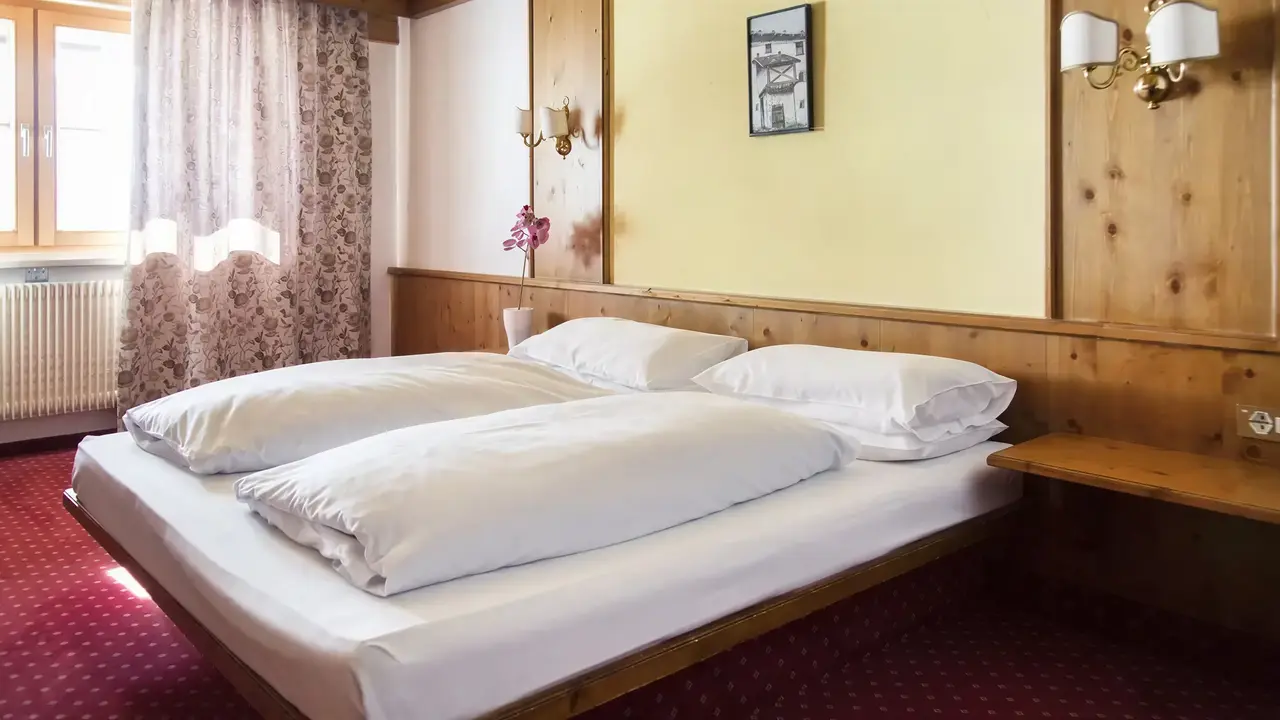 Sypialnia z dwoma łóżkami w Sporthotel Kurzras