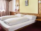 Sypialnia z dwoma łóżkami w Sporthotel Kurzras