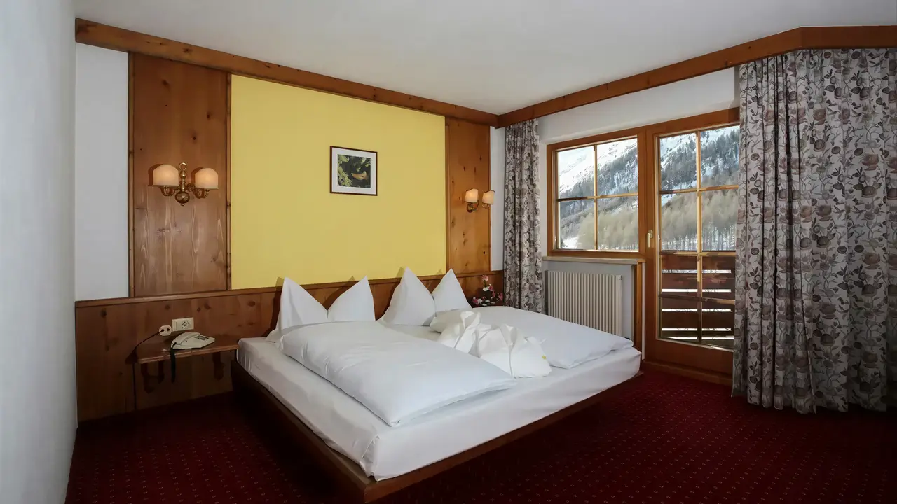Sypialnia w hotelu Sporthotel Kurzras z dużym łóżkiem