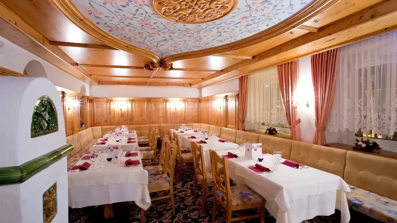 Elegancka restauracja w Sporthotel Kurzras z nakrytymi stołami