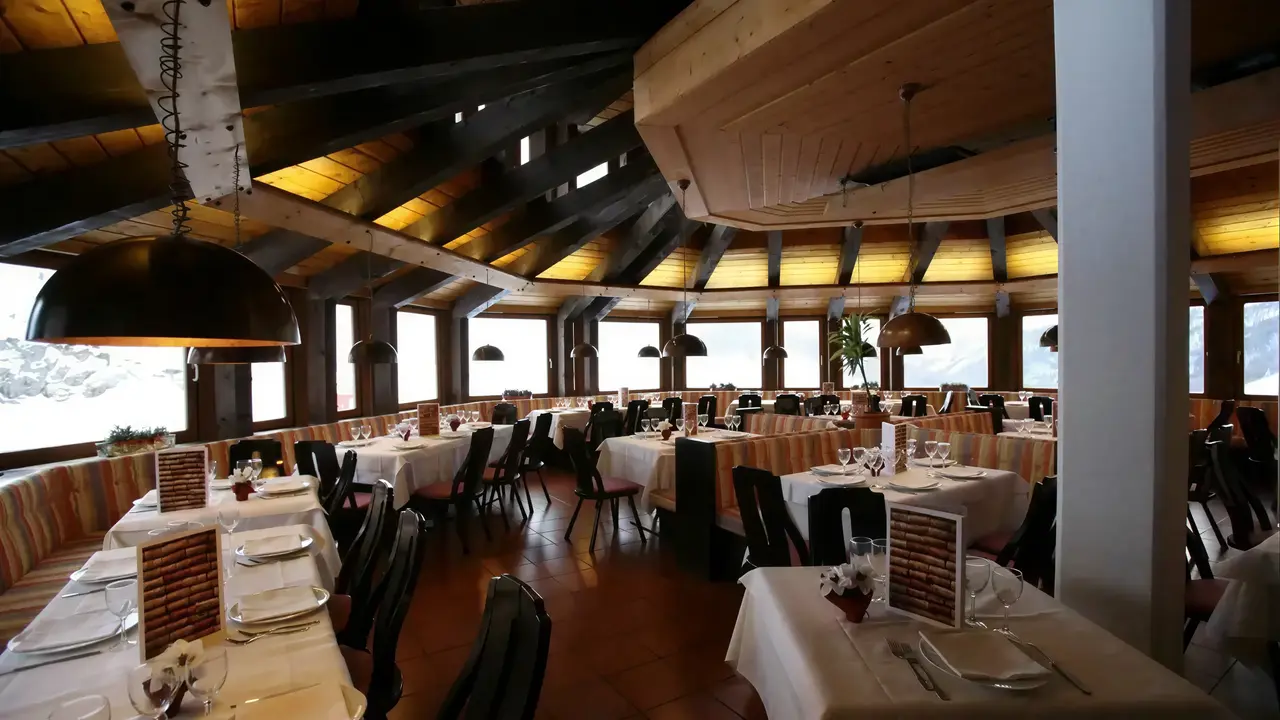 Restauracja z nakrytymi stołami w Sporthotel Kurzras