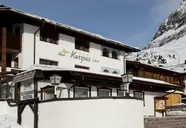 Elewacja budynku Sporthotel Kurzras w zimowej scenerii
