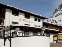 Elewacja budynku Sporthotel Kurzras w zimowej scenerii