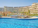 Basen w kompleksie Steigenberger Al Dau Beach z leżakami