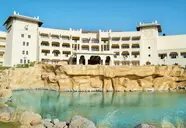 Elewacja i budynek Steigenberger Al Dau Beach z basenem