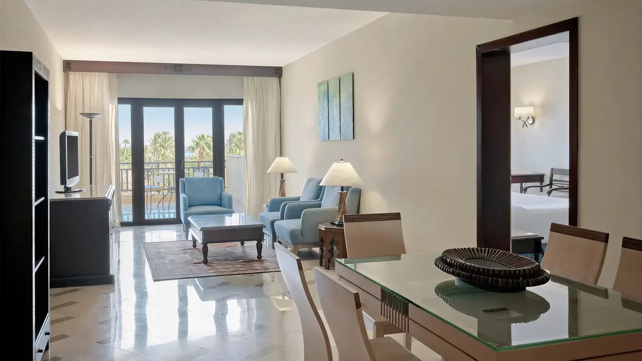 Nowoczesny salon w pokoju hotelowym Steigenberger Al Dau Beach