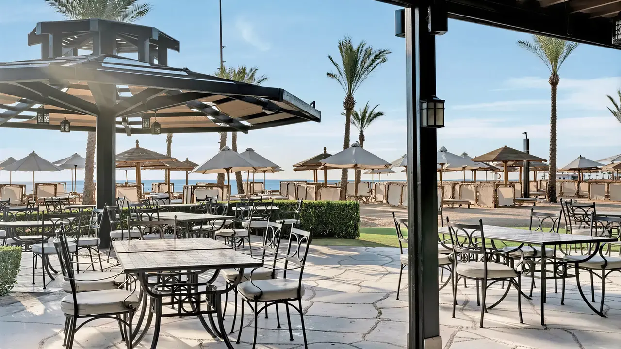 Stoliki w restauracji na zewnątrz w Steigenberger Al Dau Beach