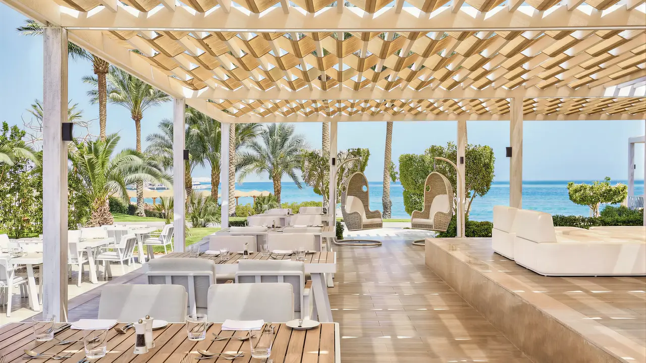 Restauracja w Steigenberger Al Dau Beach z widokiem na morze