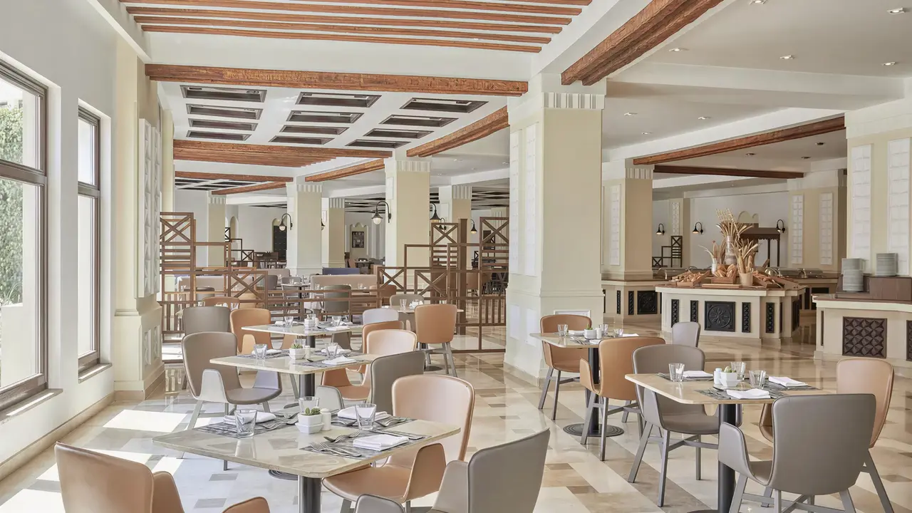 Jasna restauracja w Steigenberger Al Dau Beach z ustawionymi stolikami