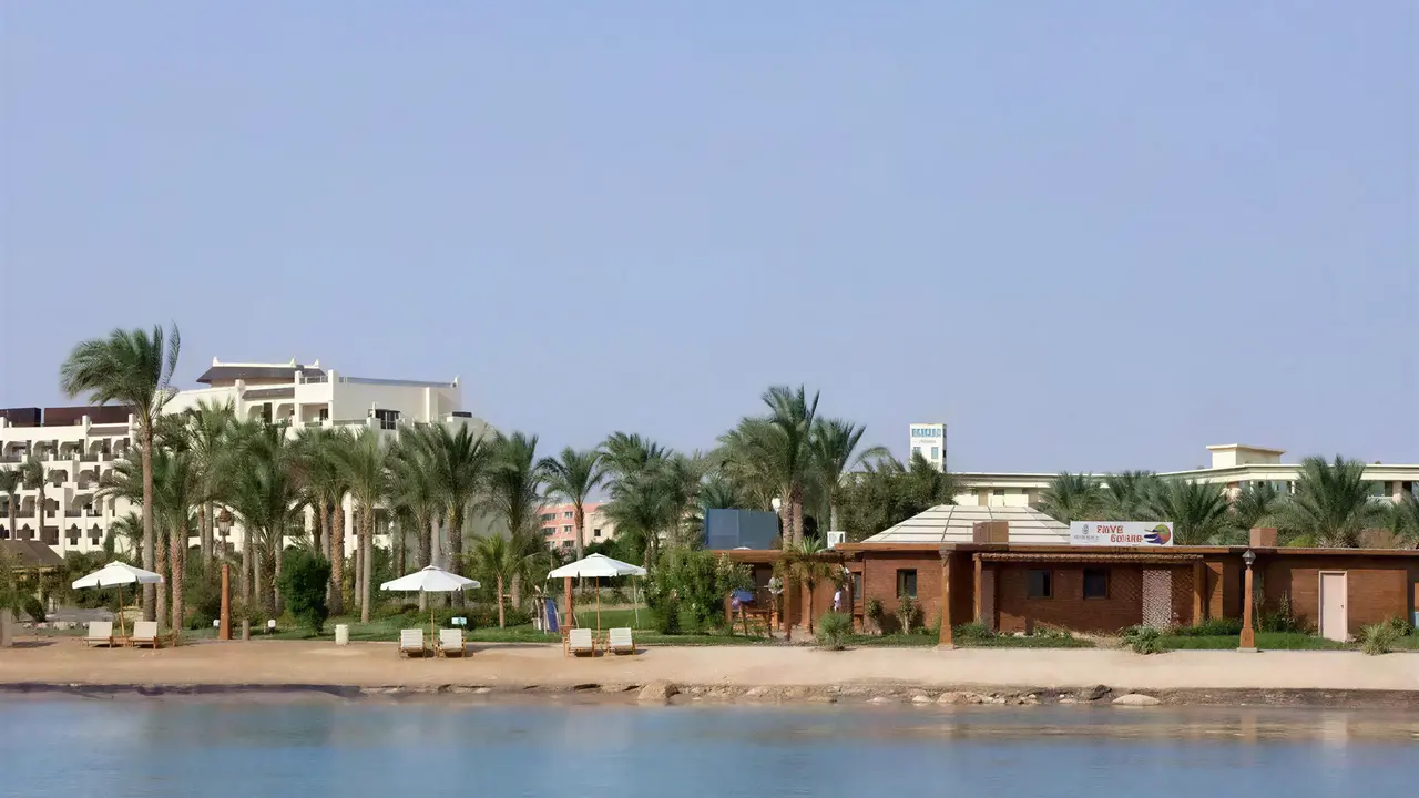 Widok na kompleks Steigenberger Al Dau Beach z plaży