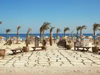 Plaża z leżakami i parasolami w Steigenberger Al Dau Beach