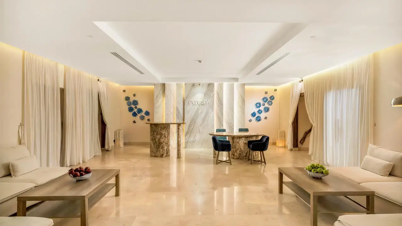 Nowoczesne lobby w hotelu Steigenberger Al Dau Beach