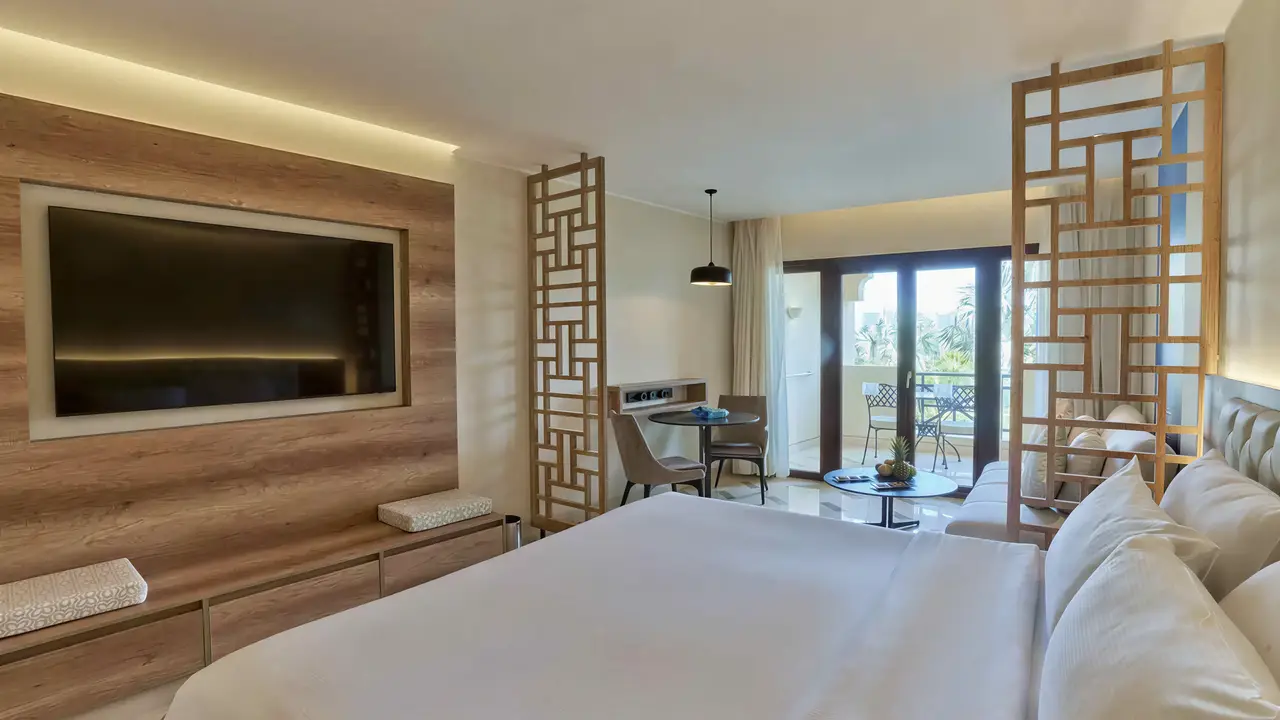 Nowoczesna sypialnia w hotelu Steigenberger Al Dau Beach