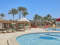 Basen z wodną konstrukcją w Steigenberger Al Dau Beach