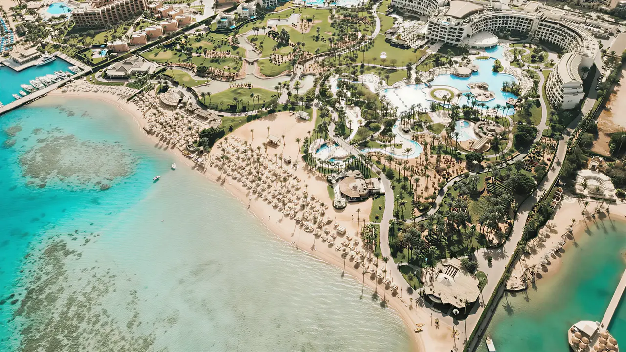 Widok z lotu ptaka na kompleks Steigenberger Al Dau Beach