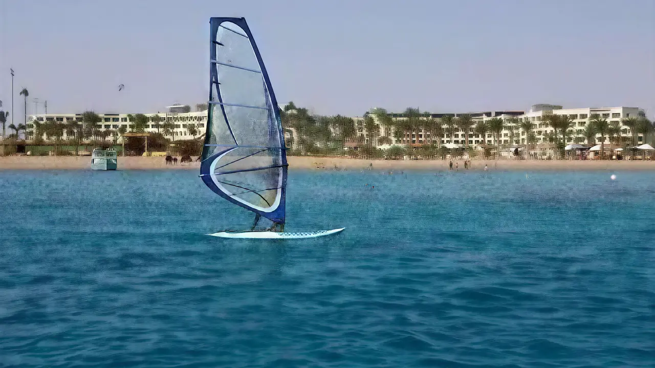 Windsurfing na wodzie przy hotelu Steigenberger Al Dau Beach