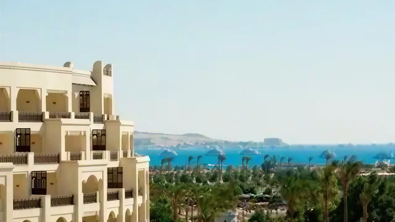 Elewacja budynku Steigenberger Al Dau Beach z widokiem na morze