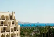 Elewacja budynku Steigenberger Al Dau Beach z widokiem na morze