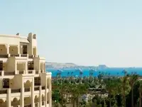 Elewacja budynku Steigenberger Al Dau Beach z widokiem na morze