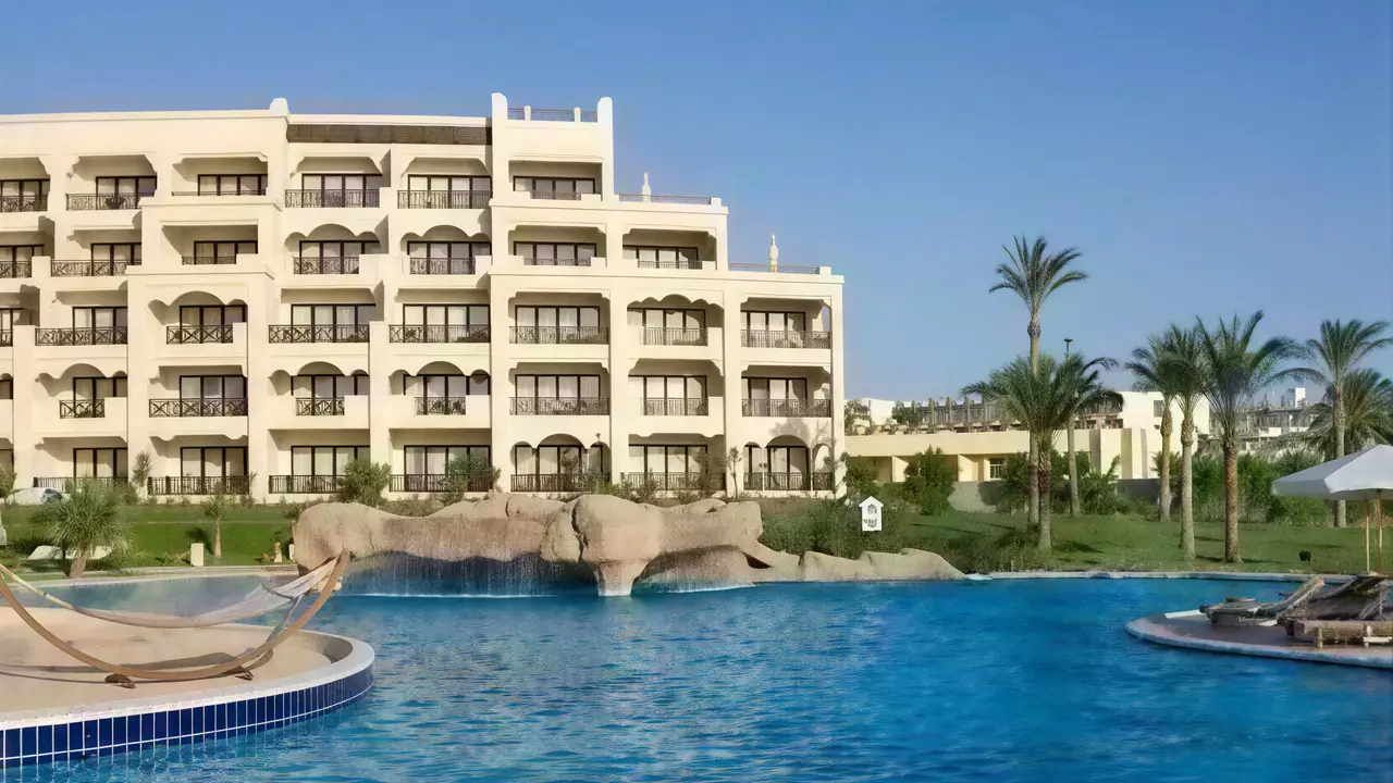 Basen z wodospadem w hotelu Steigenberger Al Dau Beach