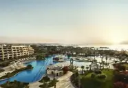 Widok na kompleks Steigenberger Al Dau Beach z basenami