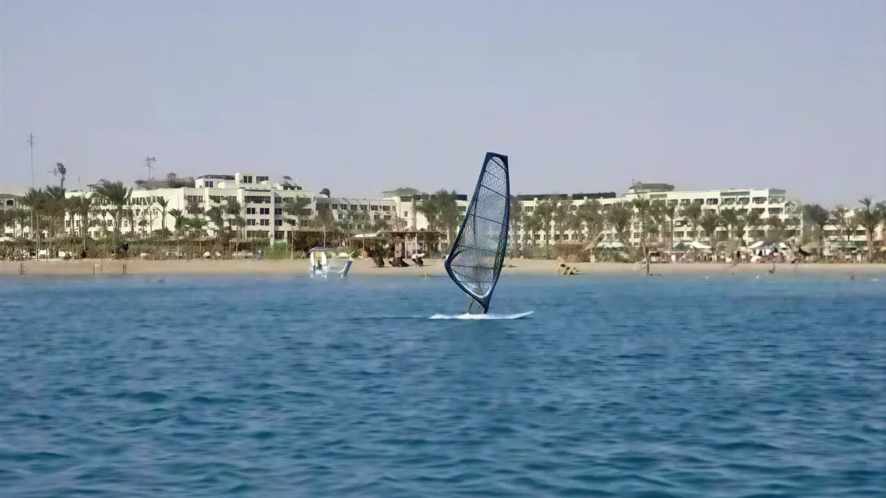 Windsurfing na wodzie przy Steigenberger Al Dau Beach
