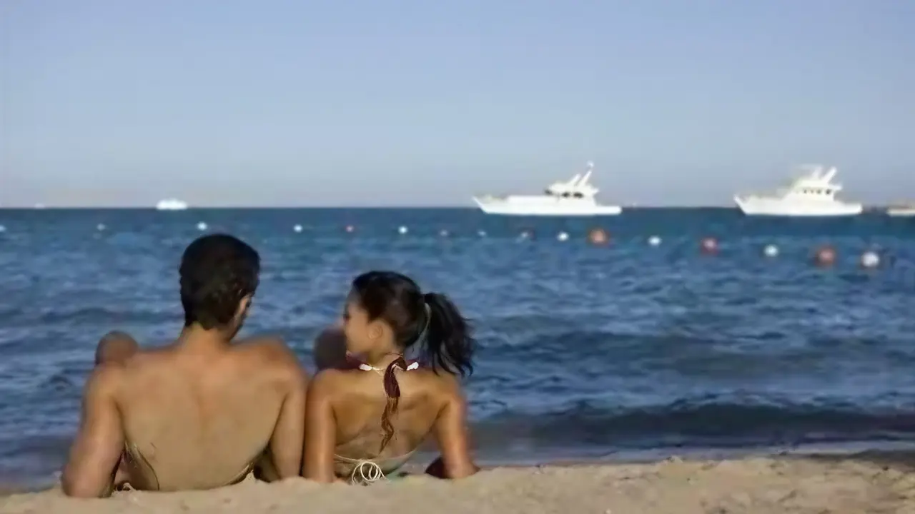 Para na plaży w Steigenberger Al Dau Beach