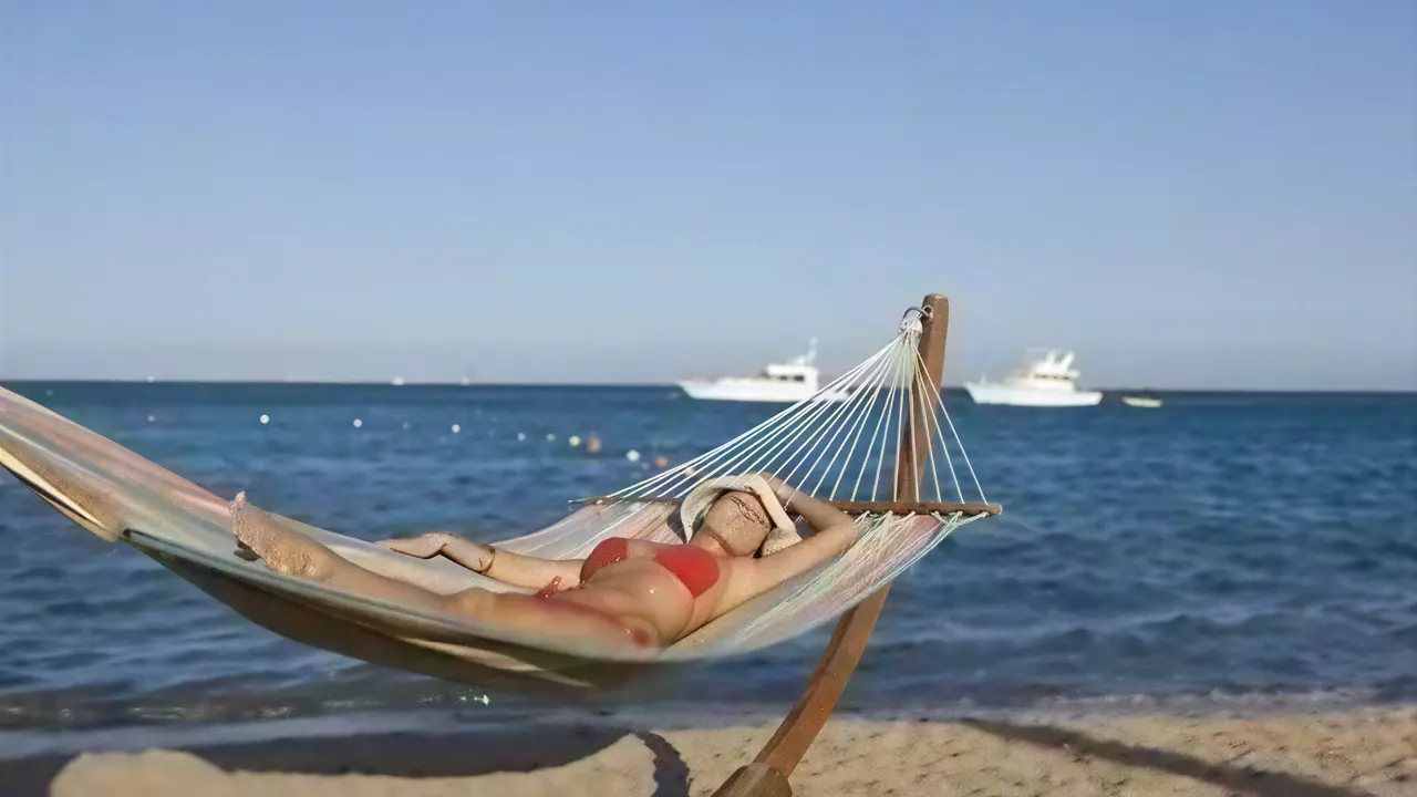 Osoba w hamaku na plaży w Steigenberger Al Dau Beach