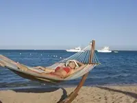 Osoba w hamaku na plaży w Steigenberger Al Dau Beach