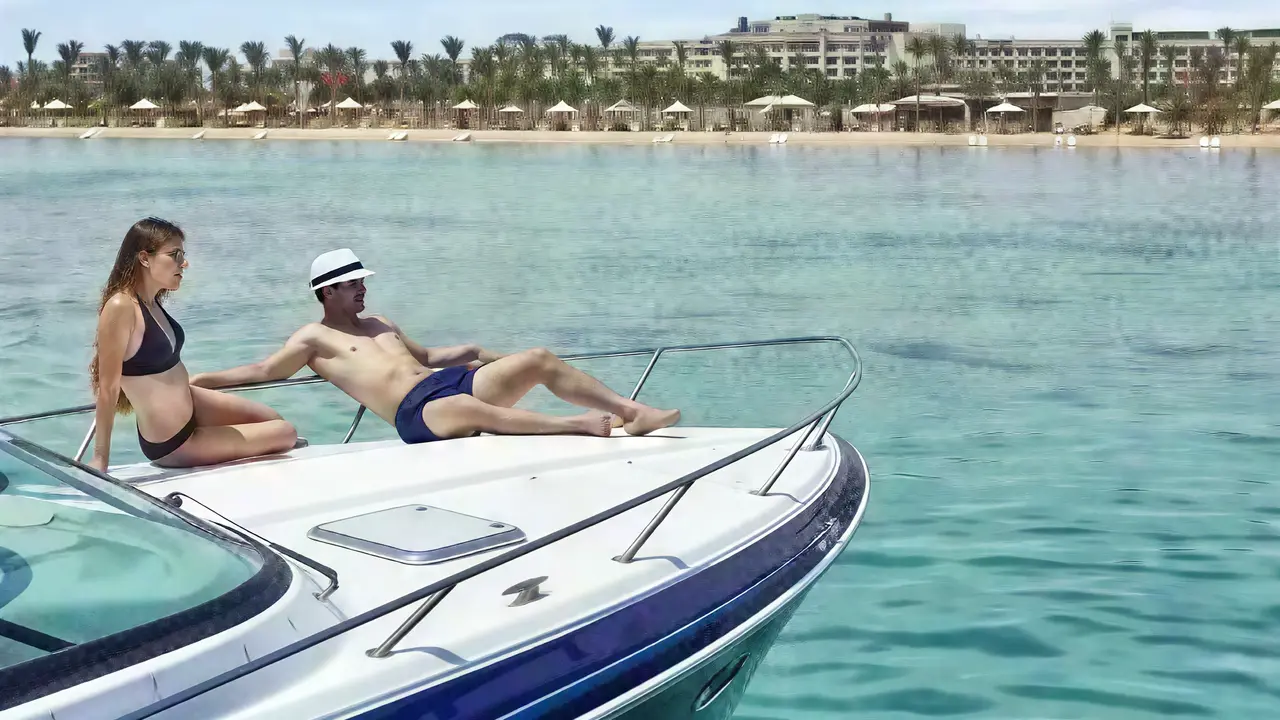 Para na łodzi motorowej w Steigenberger Al Dau Beach