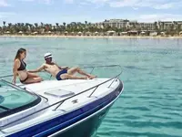 Para na łodzi motorowej w Steigenberger Al Dau Beach