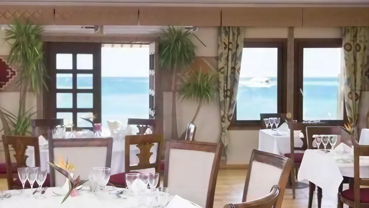 Elegancka restauracja w Steigenberger Al Dau Beach z widokiem na morze