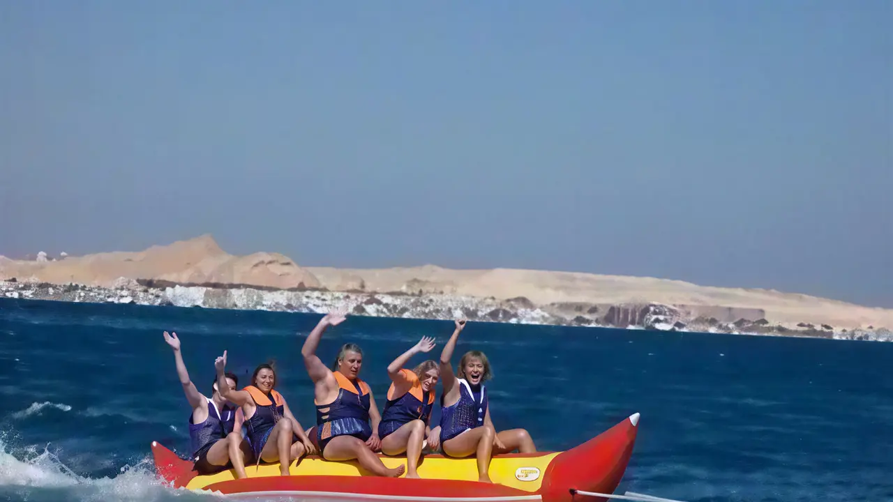 Ludzie na bananach w Steigenberger Al Dau Beach