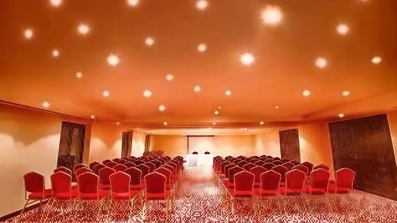 Sala konferencyjna w Steigenberger Al Dau Beach z czerwonymi krzesłami