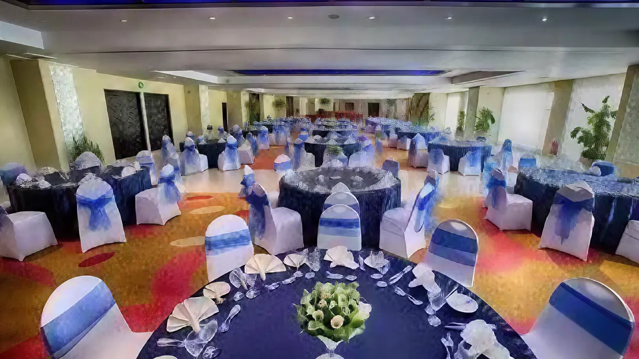 Sala bankietowa w Steigenberger Al Dau Beach z nakrytymi stołami