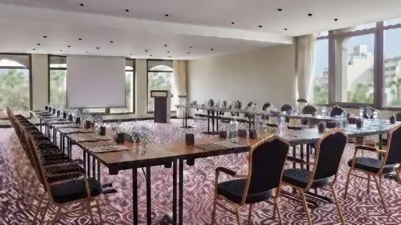 Sala konferencyjna w Steigenberger Al Dau Beach z rzędami stołów
