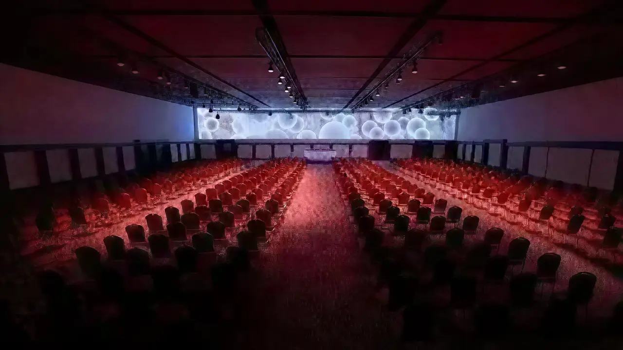 Kino z czerwonymi fotelami w Steigenberger Al Dau Beach