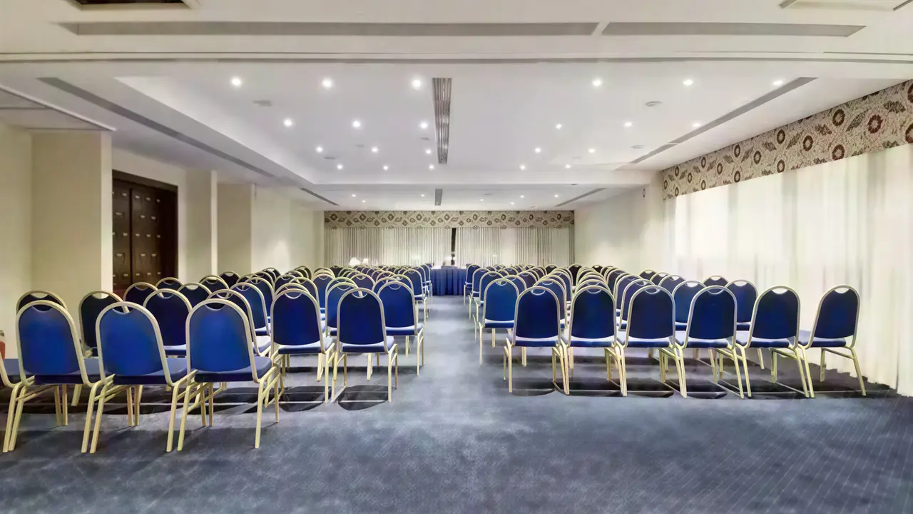Sala konferencyjna z rzędami krzeseł w Steigenberger Al Dau Beach