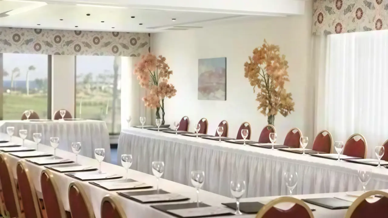 Sala konferencyjna w Steigenberger Al Dau Beach z przygotowanymi stołami