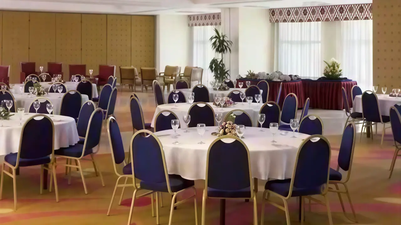Sala bankietowa w Steigenberger Al Dau Beach z okrągłymi stołami