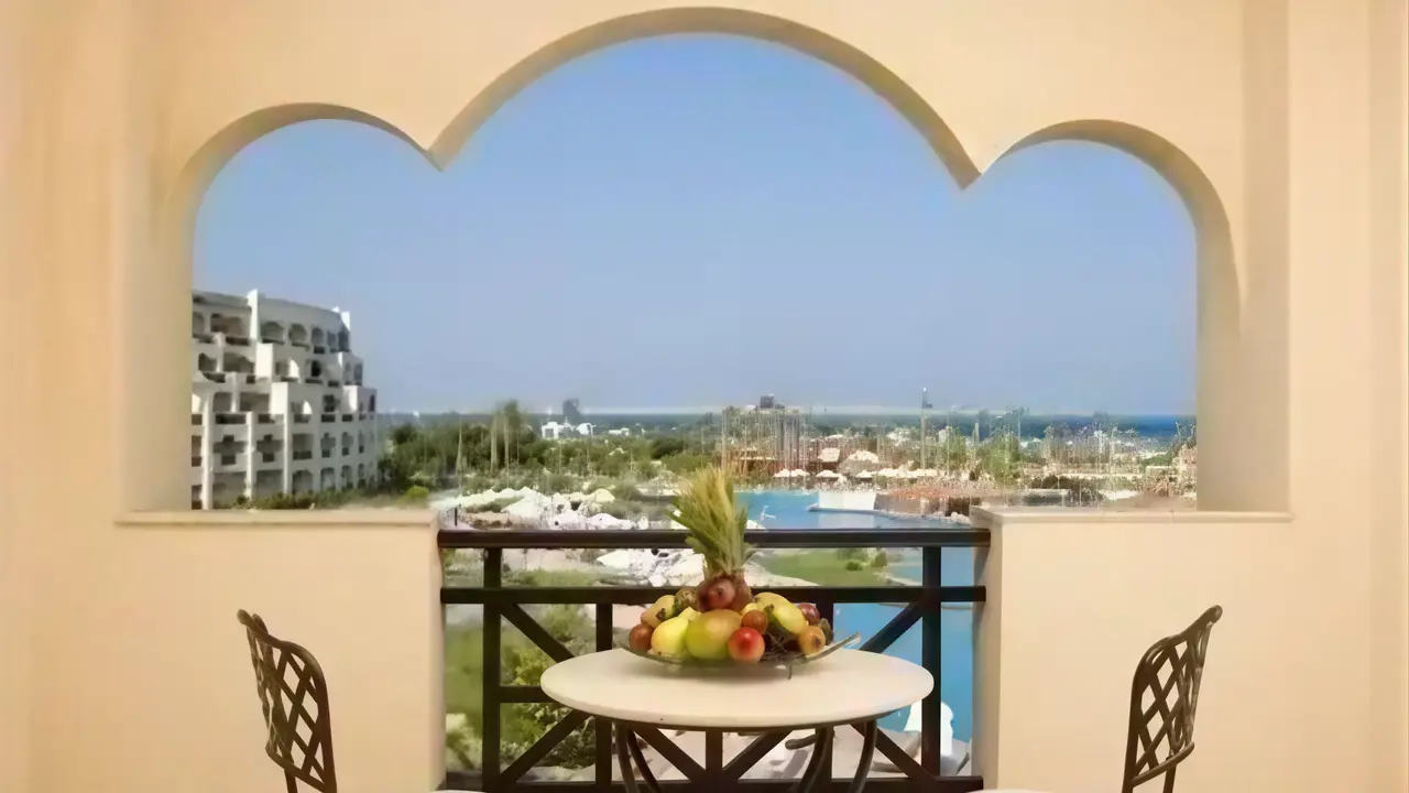Balkon z widokiem w Steigenberger Al Dau Beach