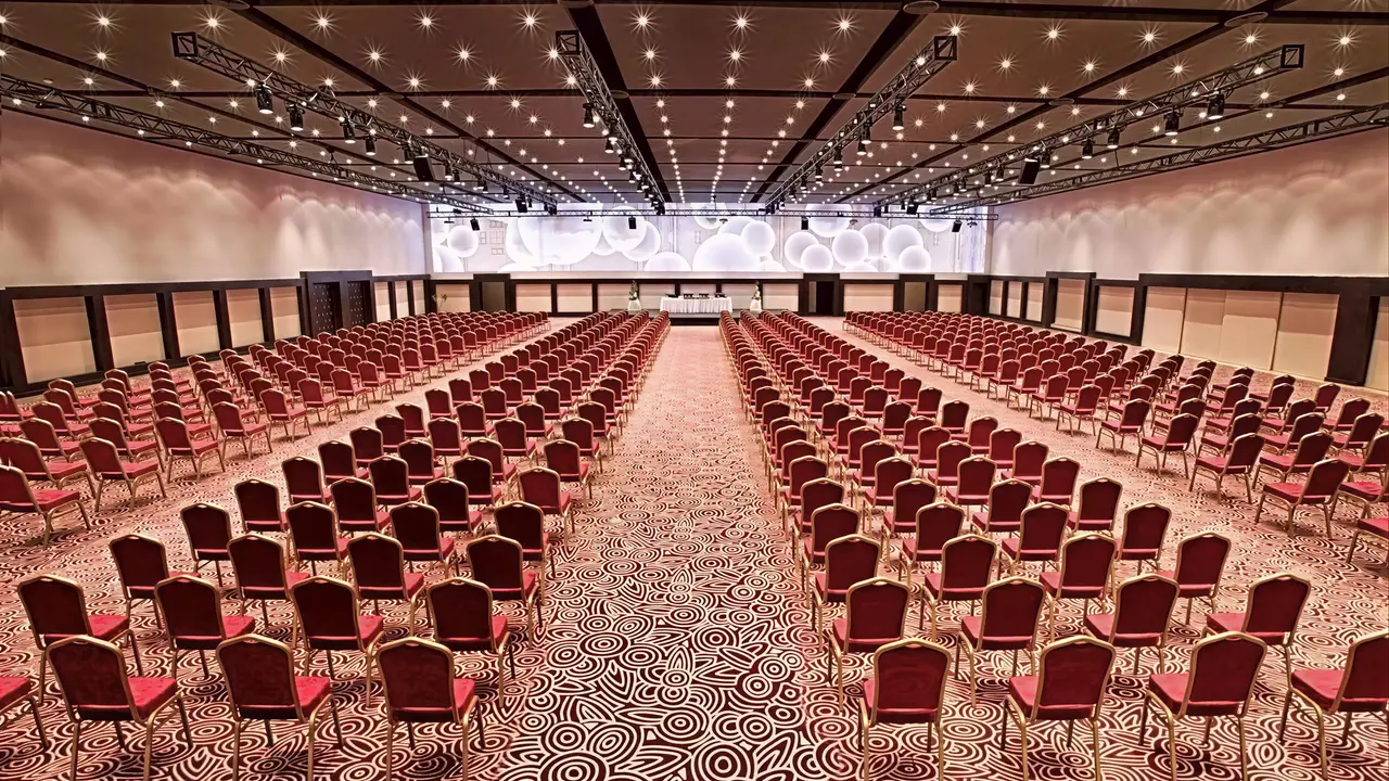 Sala konferencyjna w Steigenberger Al Dau Beach z czerwonymi krzesłami