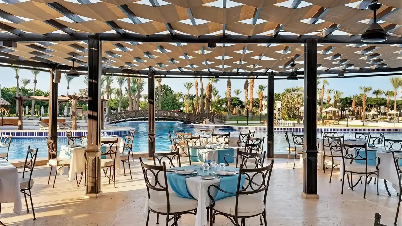 Restauracja w Steigenberger Al Dau Beach z widokiem na basen