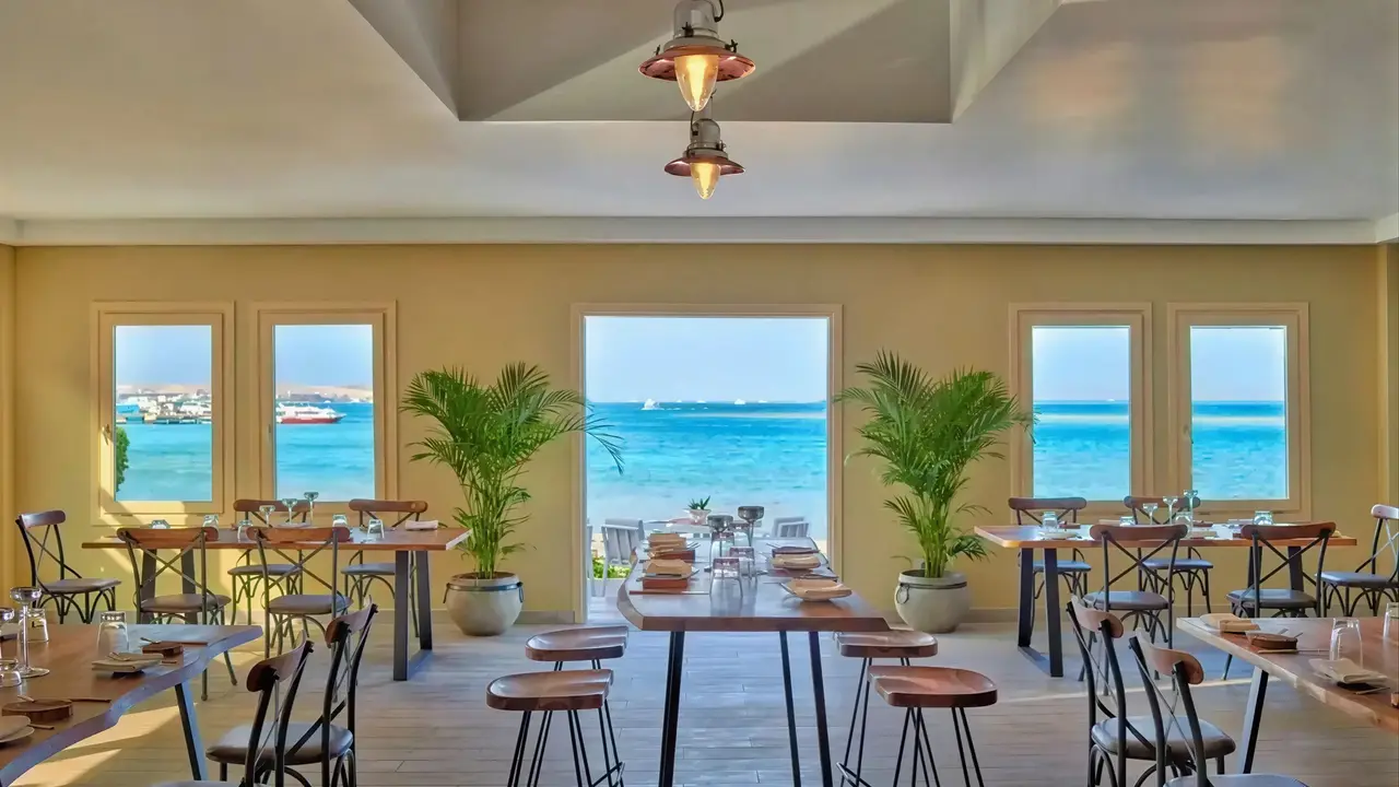 Restauracja w Steigenberger Al Dau Beach z widokiem na morze