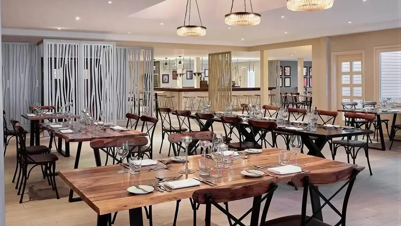Elegancka restauracja w hotelu Steigenberger Al Dau Beach