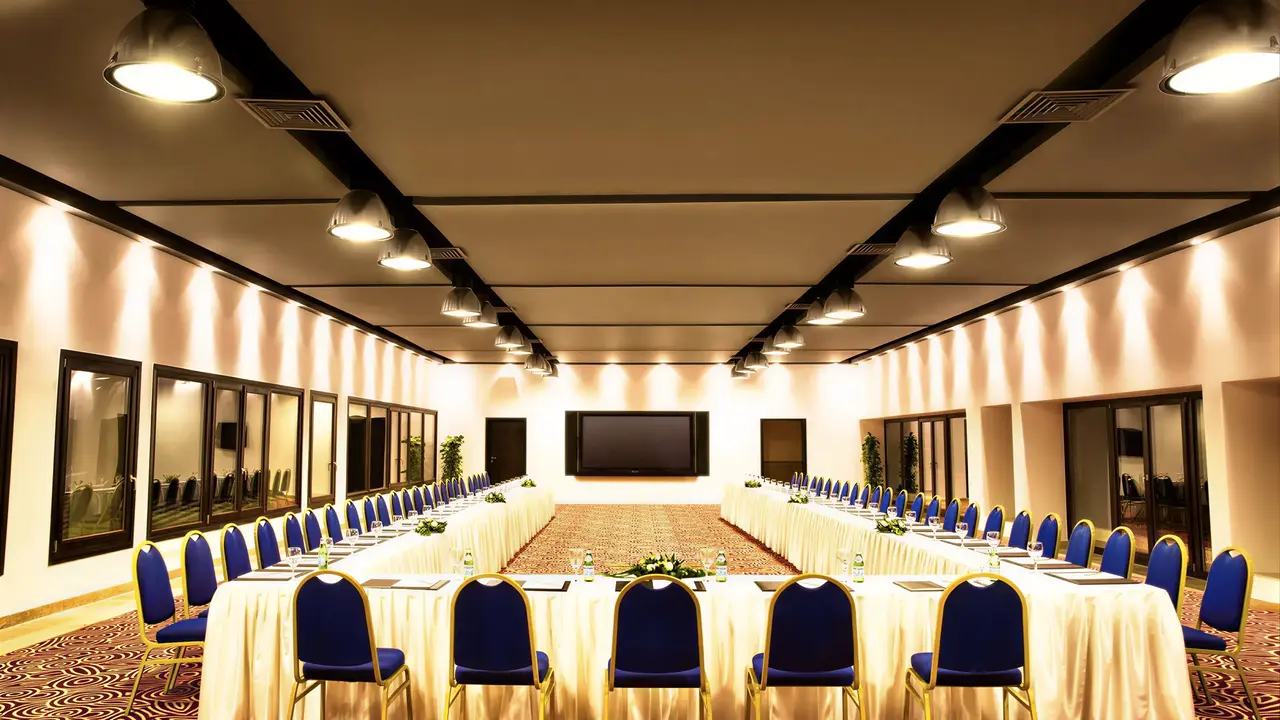 Sala konferencyjna w Steigenberger Al Dau Beach z ustawieniem stołów