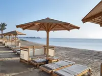 Leżaki pod parasolami na plaży Steigenberger Aqua Magic