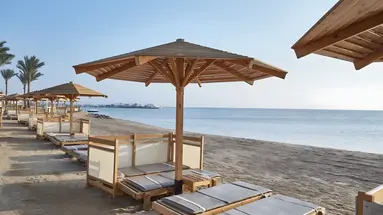 Leżaki pod parasolami na plaży Steigenberger Aqua Magic