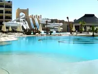 Zjeżdżalnie wodne przy basenie w Steigenberger Aqua Magic